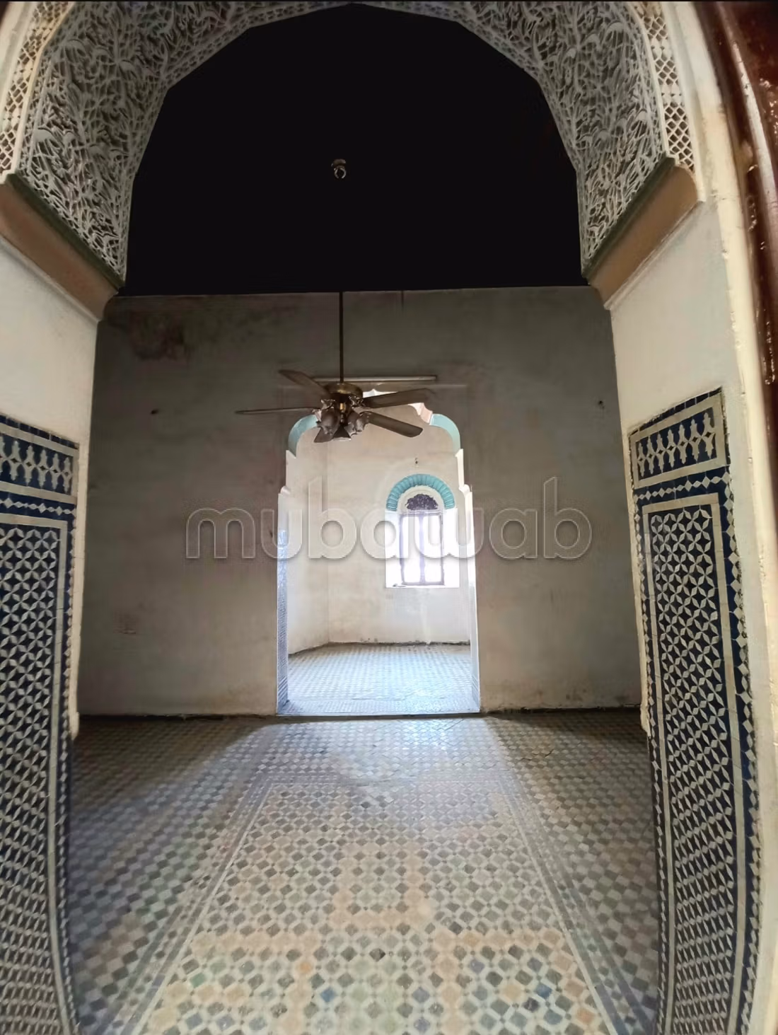 Zeer mooie riad te koop in El Keddan. Oppervlakte van 186 m². Rustige omgeving met uitzicht op de bergen, pantserdeur