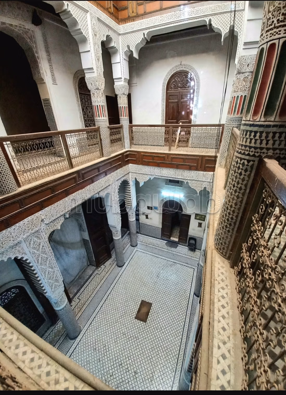 Zeer mooie riad te koop in El Keddan. Oppervlakte van 186 m². Rustige omgeving met uitzicht op de bergen, pantserdeur