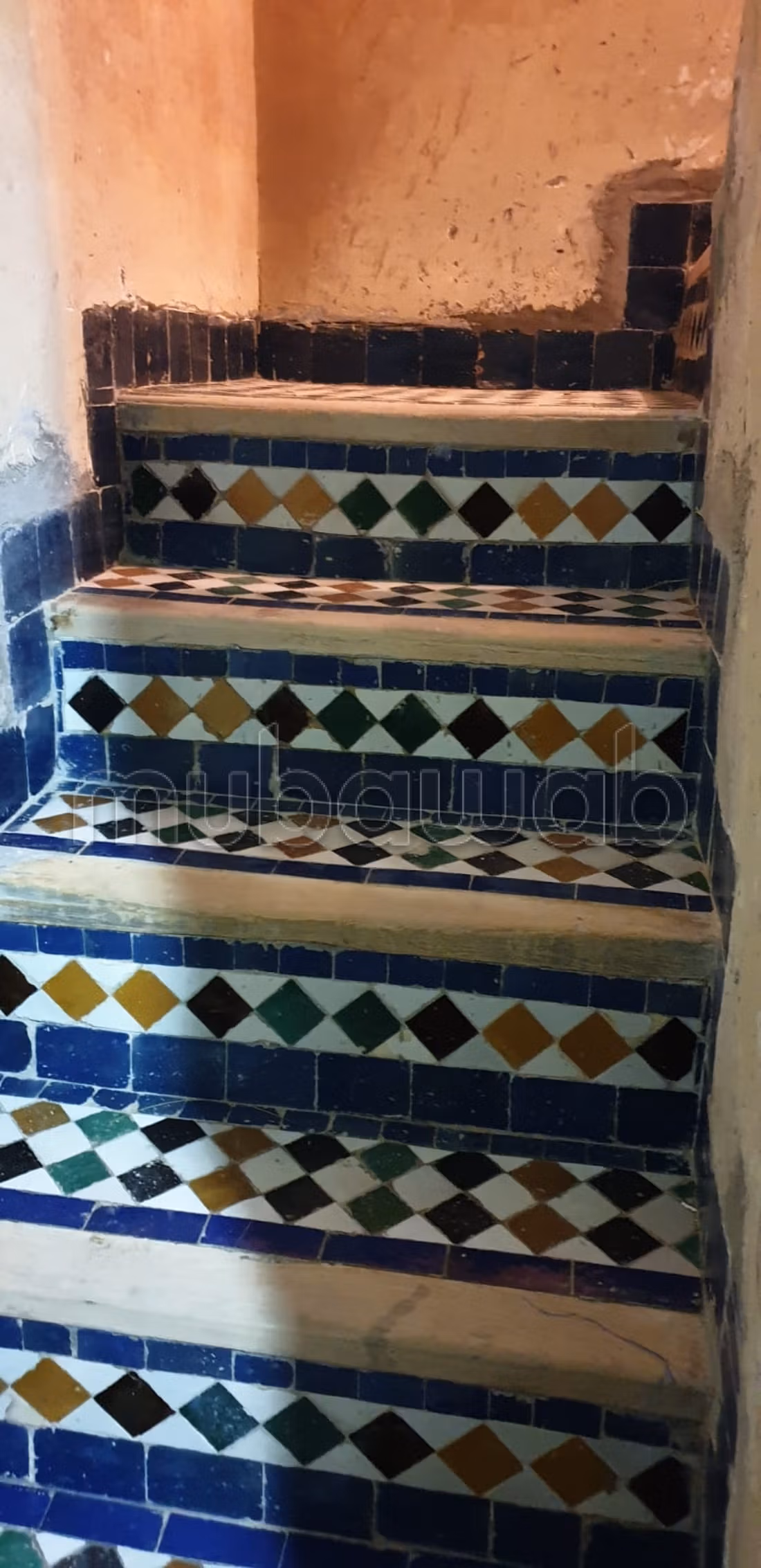 Zeer mooie riad te koop in El Keddan. Oppervlakte van 186 m². Rustige omgeving met uitzicht op de bergen, pantserdeur