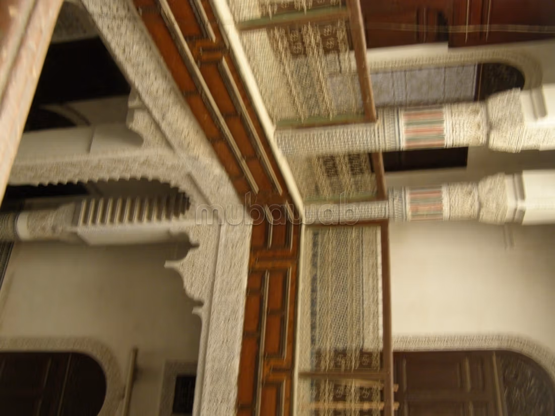 Zeer mooie riad te koop in El Keddan. Oppervlakte van 186 m². Rustige omgeving met uitzicht op de bergen, pantserdeur