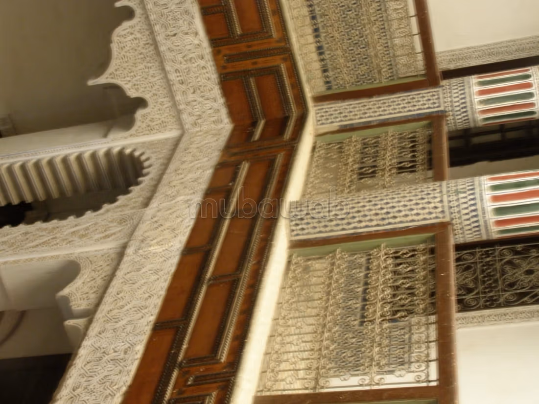 Zeer mooie riad te koop in El Keddan. Oppervlakte van 186 m². Rustige omgeving met uitzicht op de bergen, pantserdeur