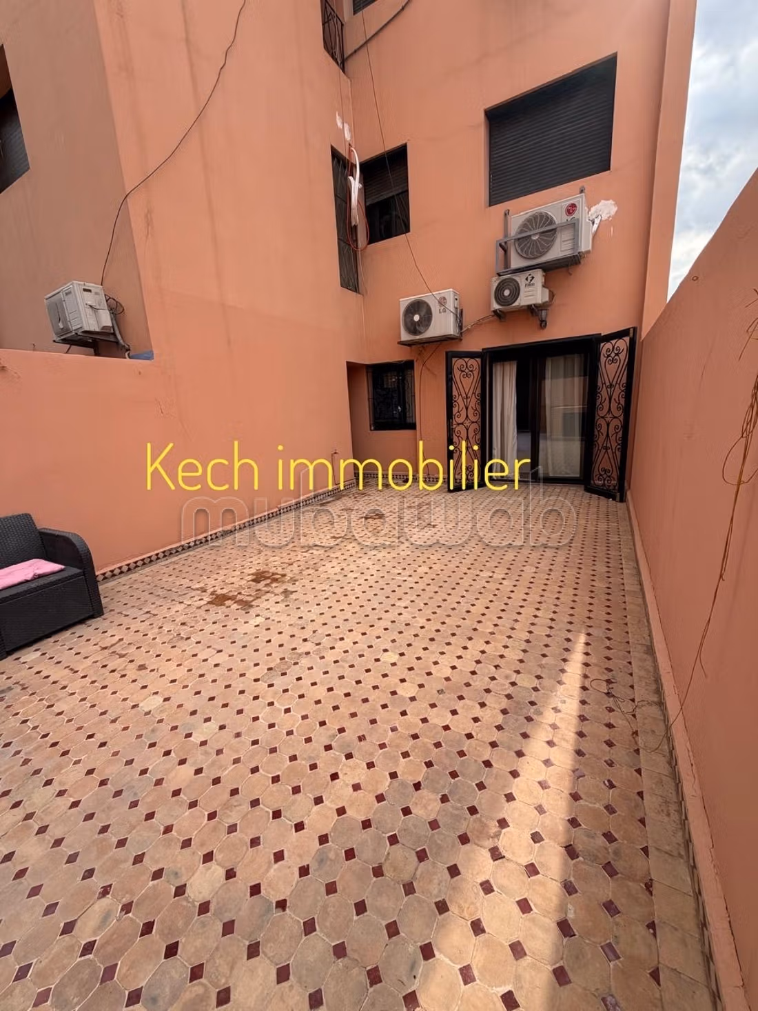 Location d'un appartement à Guéliz. 
2 pièces confortables. 
Vue mer imprenable, porte blindée — 3