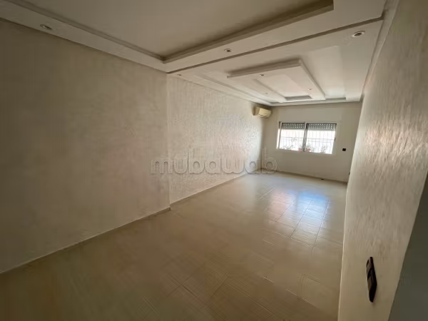 Alquiler de un apartamento en Borgoña Este. Superficie de 98 m². Residencia con conserje, aire acondicionado central.