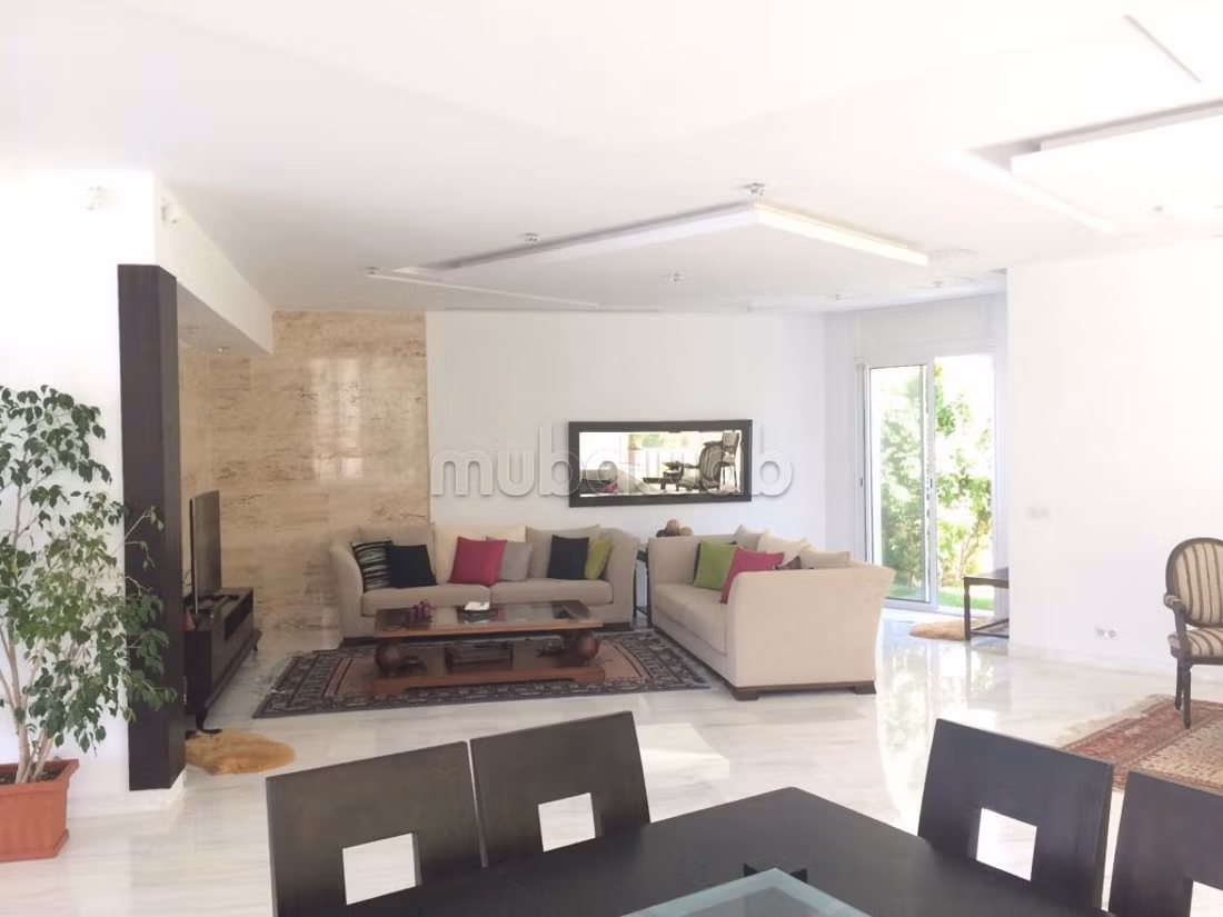 Magnifica villa in affitto a La Marsa. 4 camere accoglienti. Porta blindata e residenza sicura.