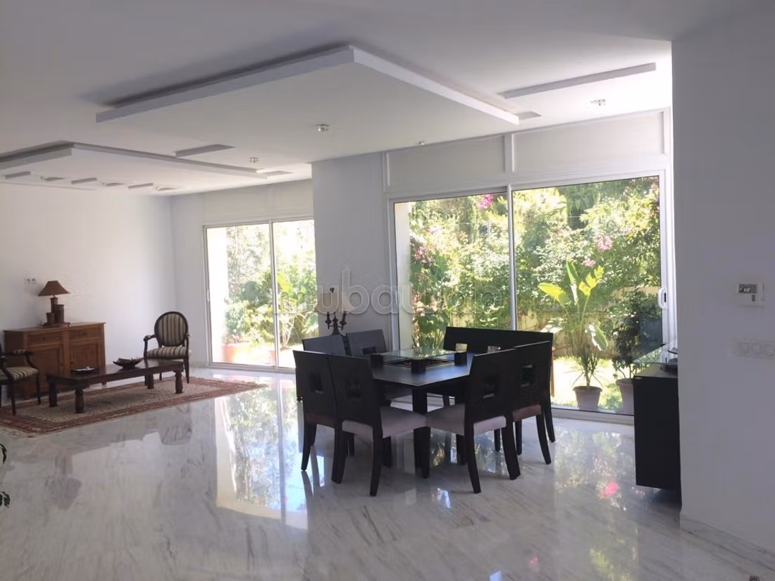 Magnifica villa in affitto a La Marsa. 4 camere accoglienti. Porta blindata e residenza sicura.
