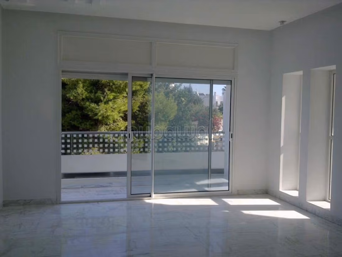 Magnifica villa in affitto a La Marsa. 4 camere accoglienti. Porta blindata e residenza sicura.
