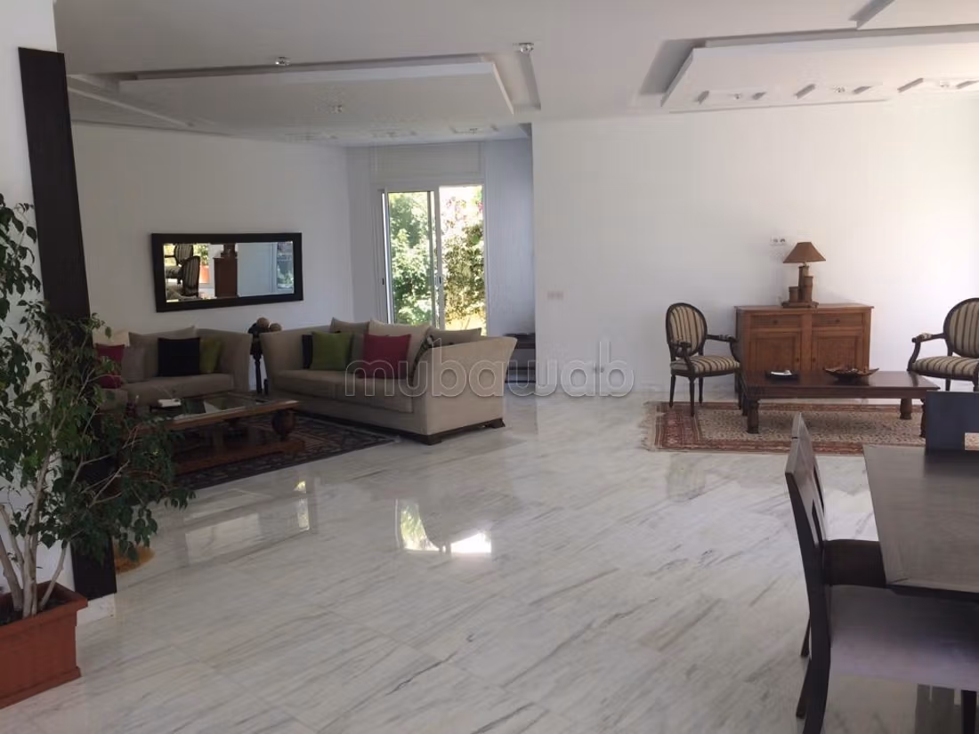 Magnifica villa in affitto a La Marsa. 4 camere accoglienti. Porta blindata e residenza sicura.