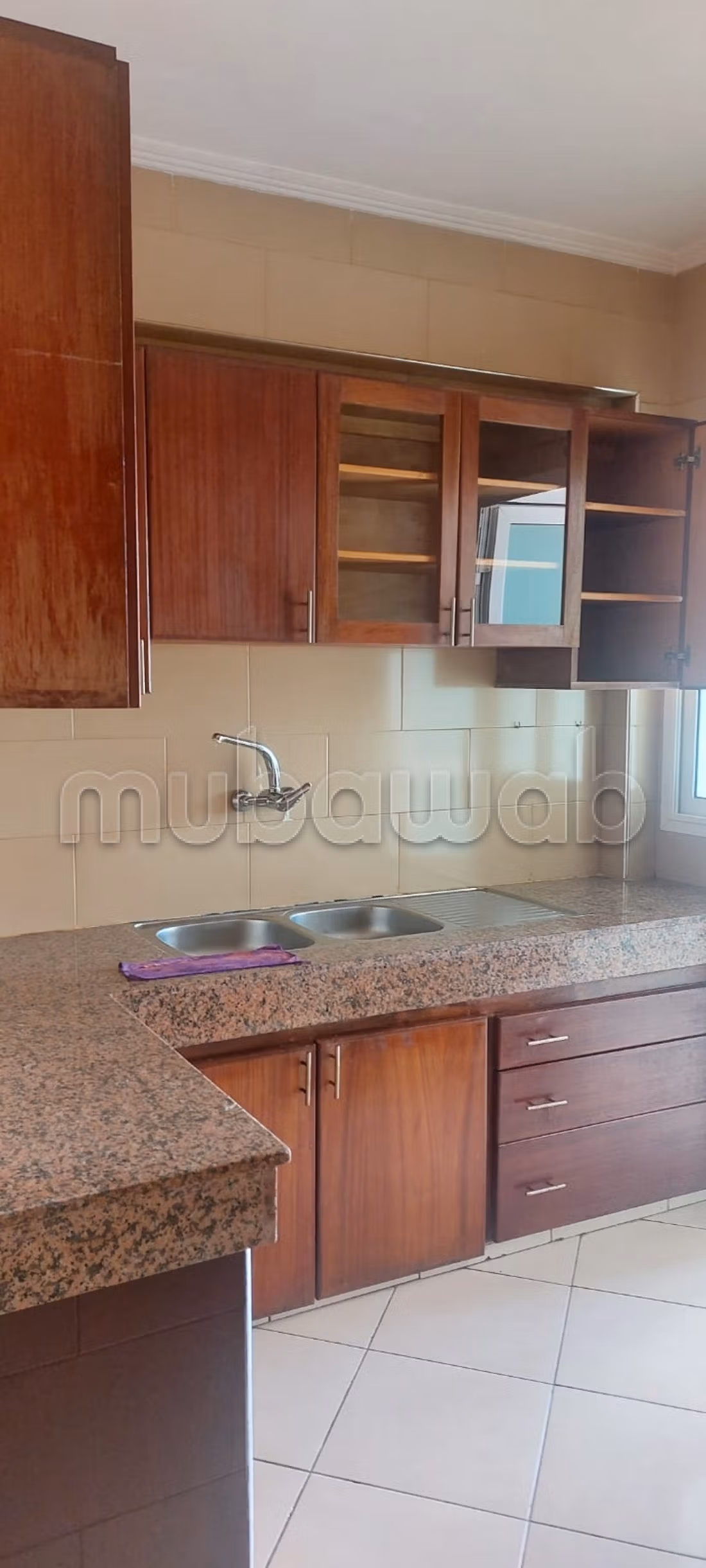 Beautiful empty apartment for rent in Harhoura
