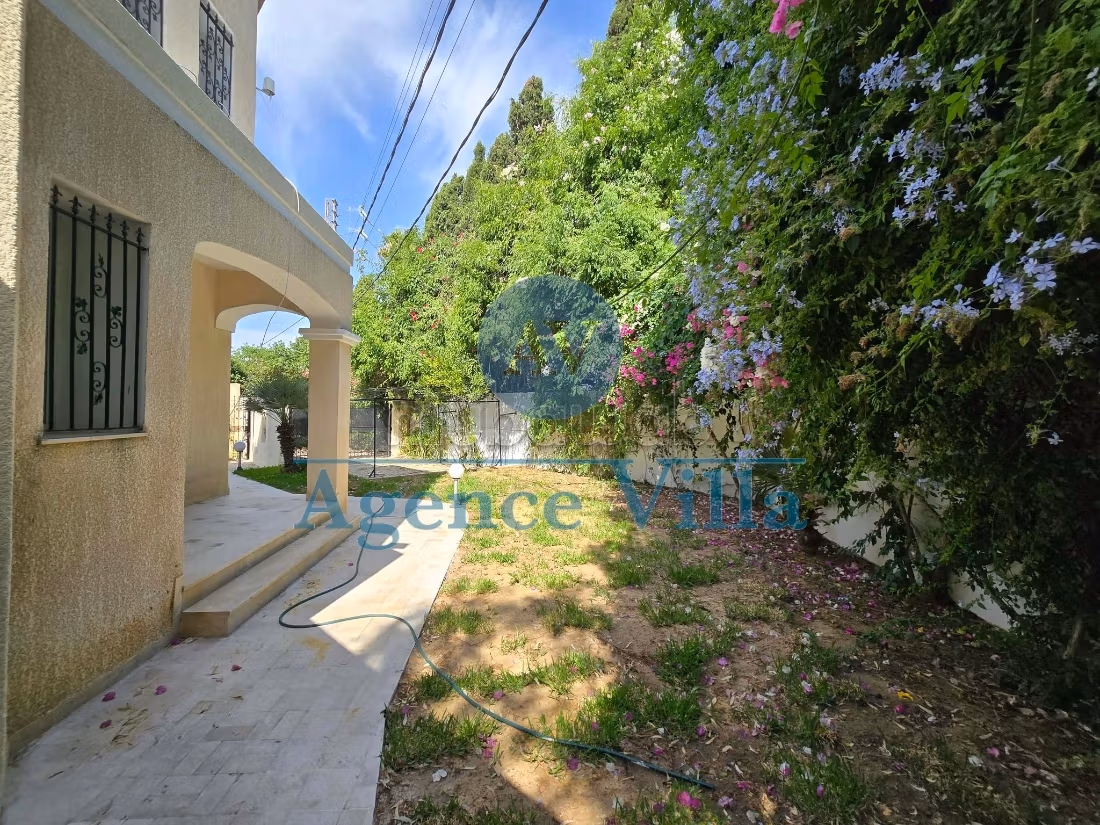 A louer une villa s3 avec jardin à la Soukra