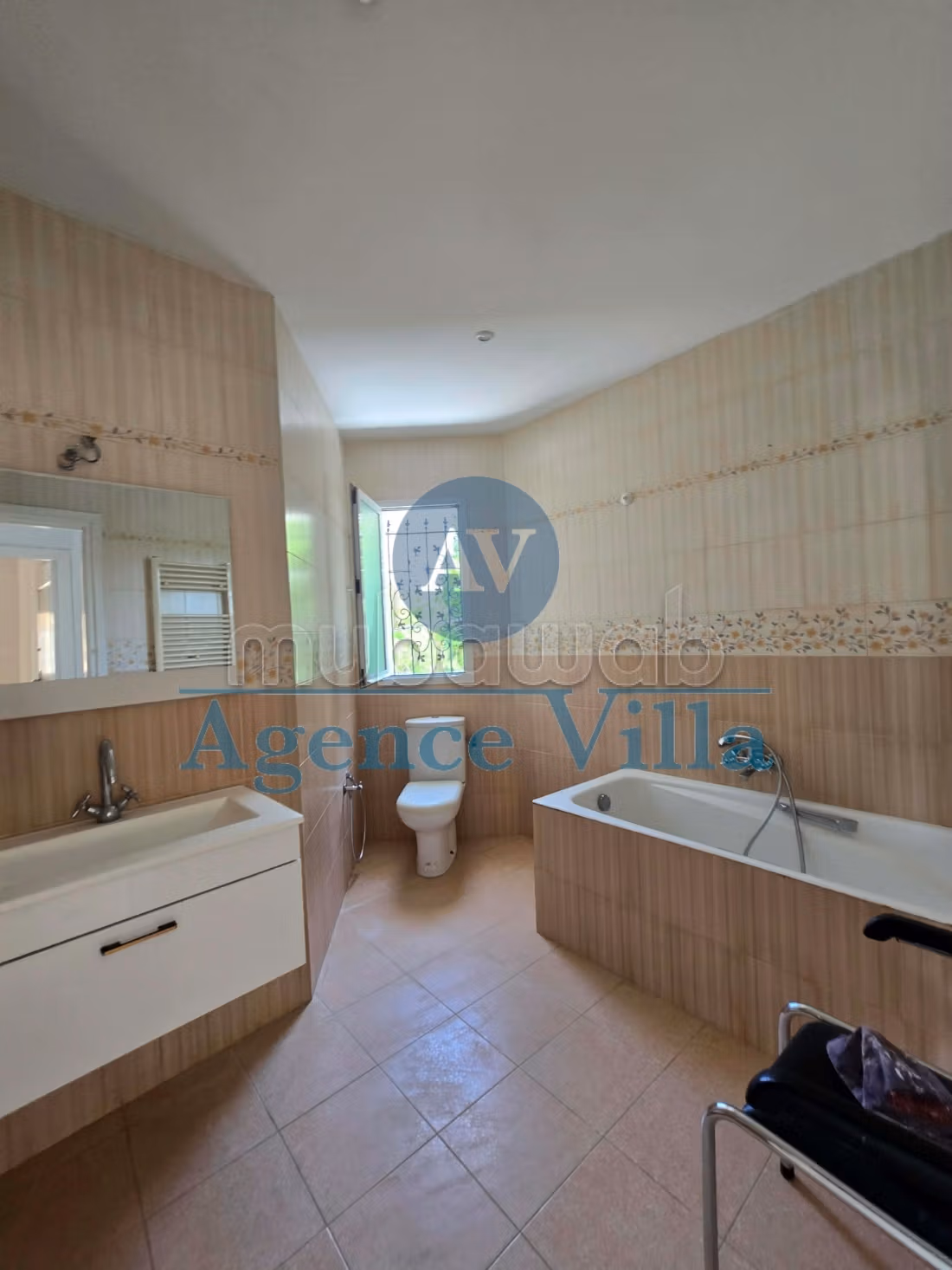 A louer une villa s3 avec jardin à la Soukra