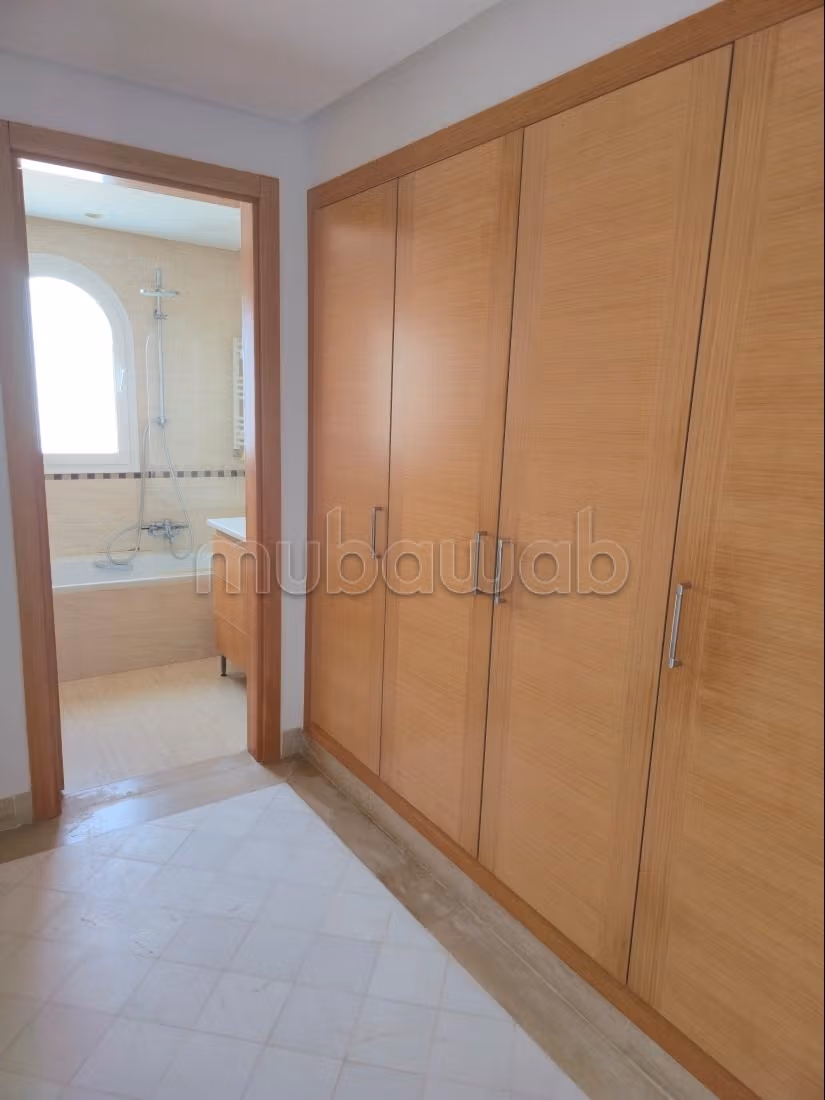 Superbo appartamento in affitto a Gammarth Superiore. Superficie 300 m². Vetri doppi e porta blindata