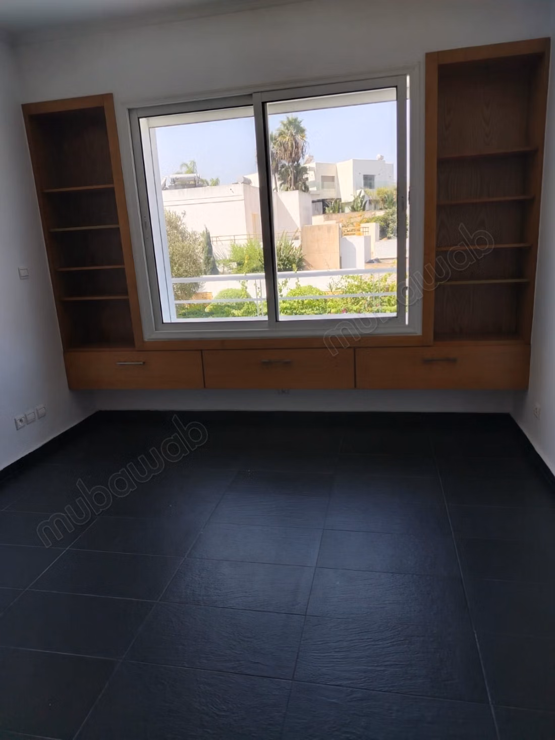 تريبلکس للإيجار فارغ في أنفا 28000 درهم