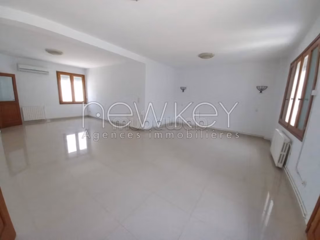 Una villa con piscina a La Marsa