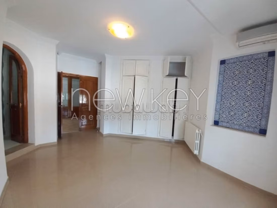 Una villa con piscina a La Marsa