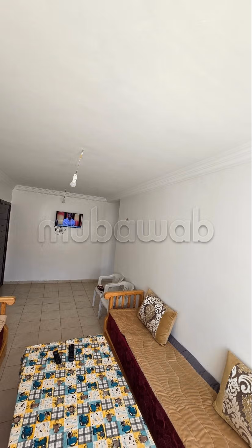 Très bel appartement en location à M'Diq. 2 chambres agréables. Salon traditionnel marocain, résidence sécurisée