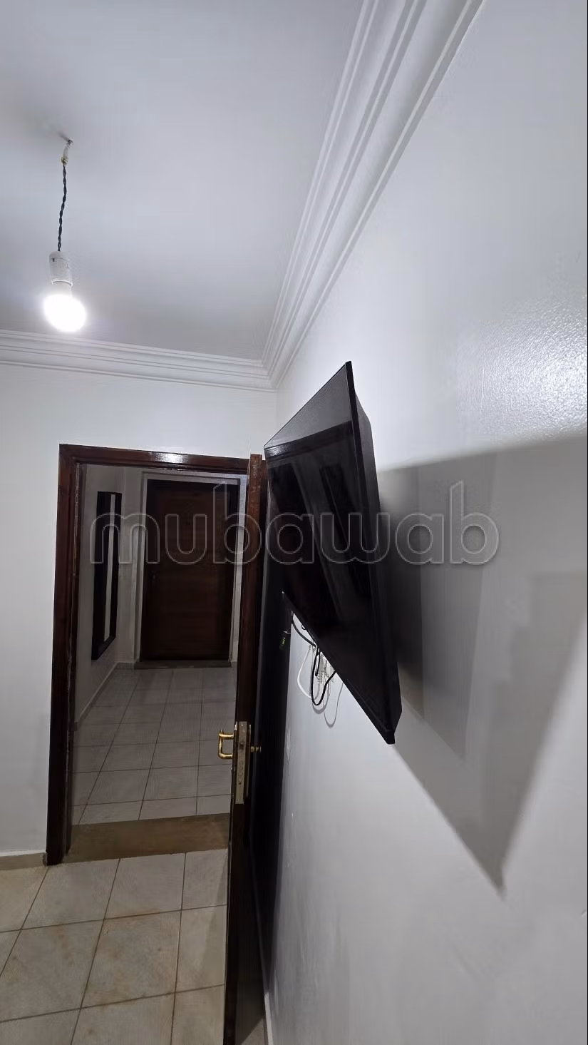 Très bel appartement en location à M'Diq. 2 chambres agréables. Salon traditionnel marocain, résidence sécurisée