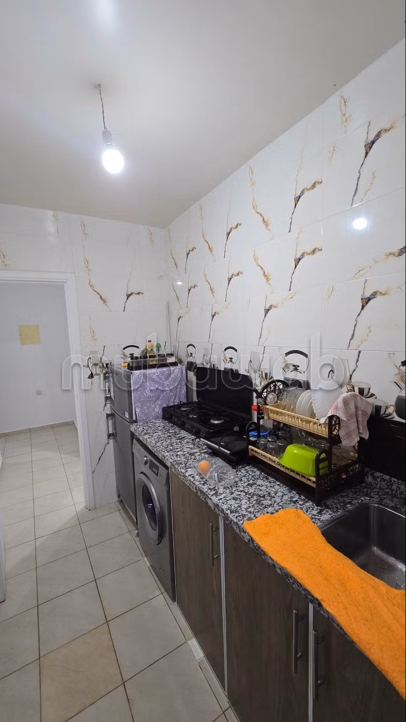 Très bel appartement en location à M'Diq. 2 chambres agréables. Salon traditionnel marocain, résidence sécurisée