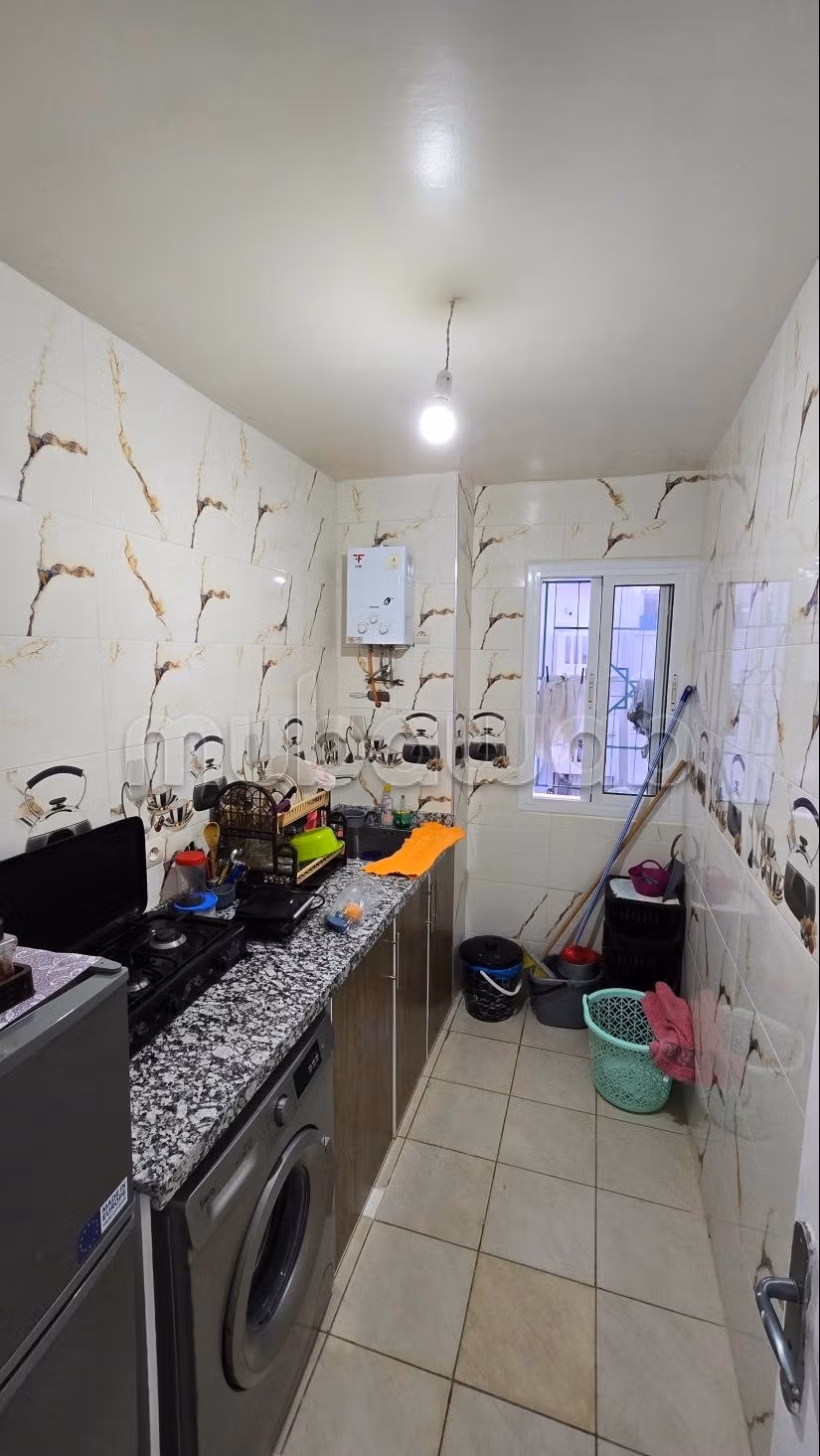Très bel appartement en location à M'Diq. 2 chambres agréables. Salon traditionnel marocain, résidence sécurisée