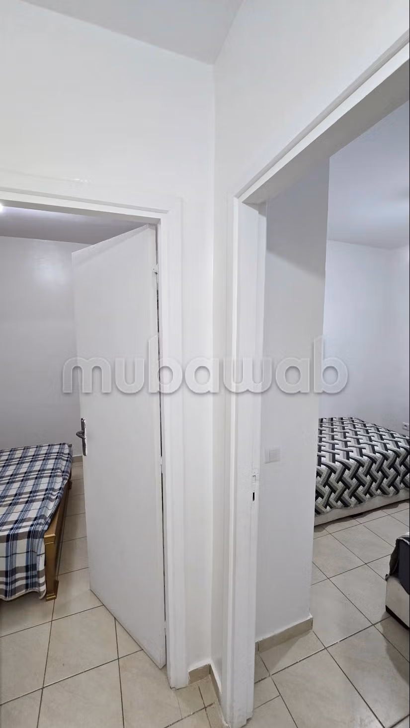 Très bel appartement en location à M'Diq. 2 chambres agréables. Salon traditionnel marocain, résidence sécurisée