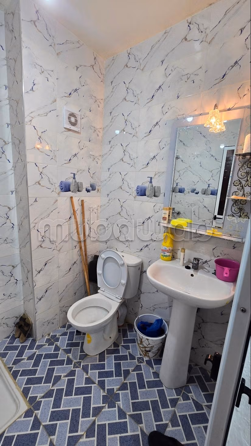 Très bel appartement en location à M'Diq. 2 chambres agréables. Salon traditionnel marocain, résidence sécurisée