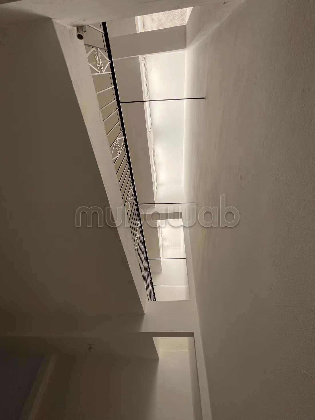 Biens commerciaux à louer dans la zone industrielle d'Ajzenia. Superficie totale de 380 m². Porte renforcée, résidence sécurisée.