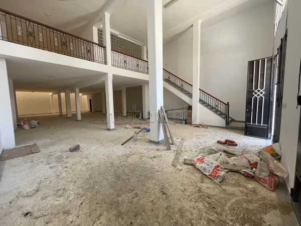 Biens commerciaux à louer dans la zone industrielle d'Ajzenia. Superficie totale de 380 m². Porte renforcée, résidence sécurisée.