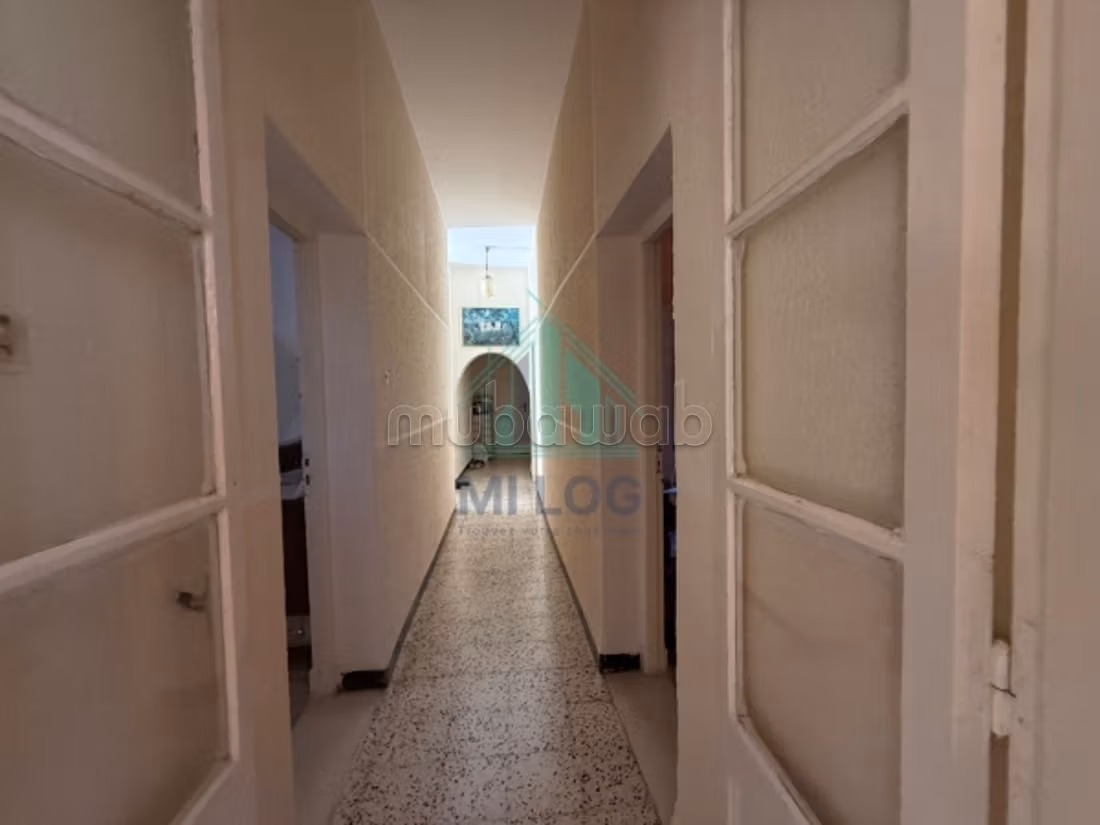 Una casa su due piani di 855 m² a Ezzahra