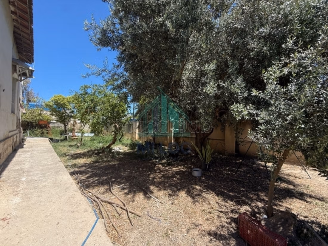 Una casa su due piani di 855 m² a Ezzahra