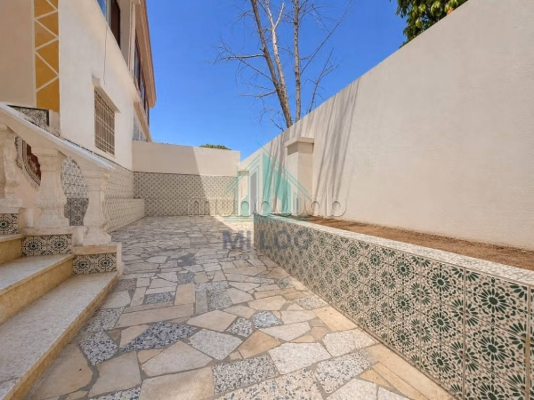 Una casa su due piani di 855 m² a Ezzahra