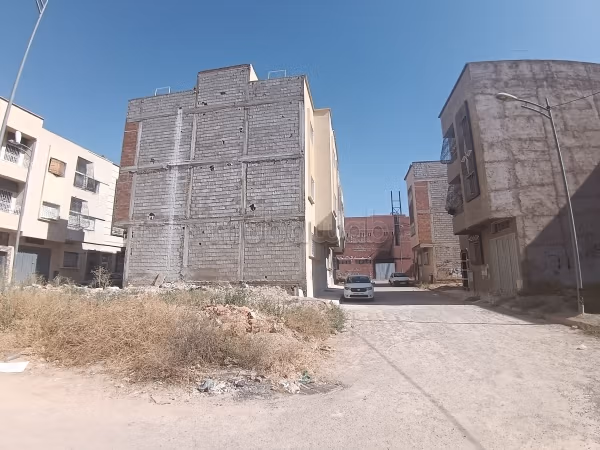 Terrain commercial R2 à 3 façades