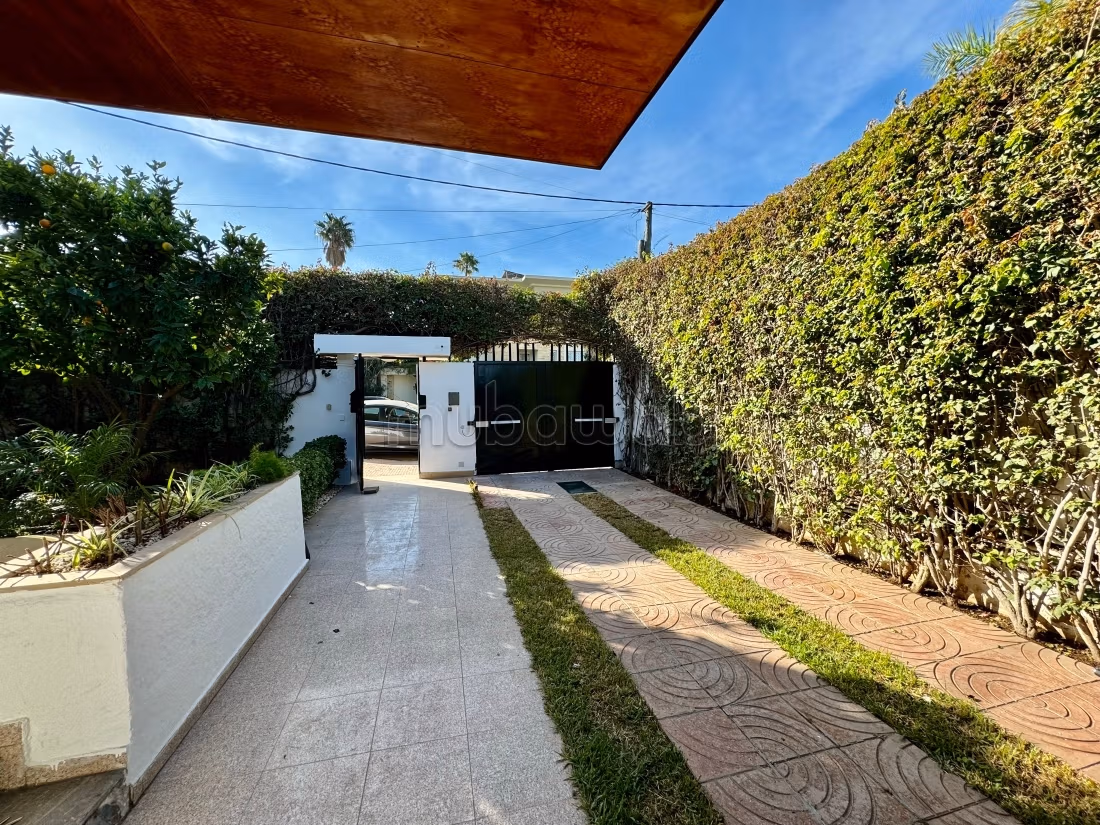 Oasis: 4 bedroom villa / 554 m2 plot / swimming pool