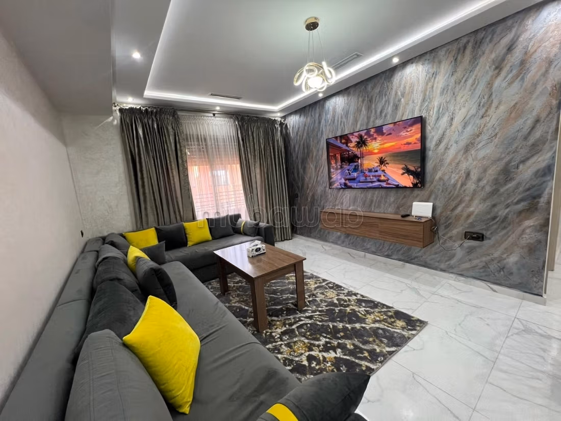Superbe appartement à louer à Camp Al Ghoul.
Superficie 93 m².
Bien meublé