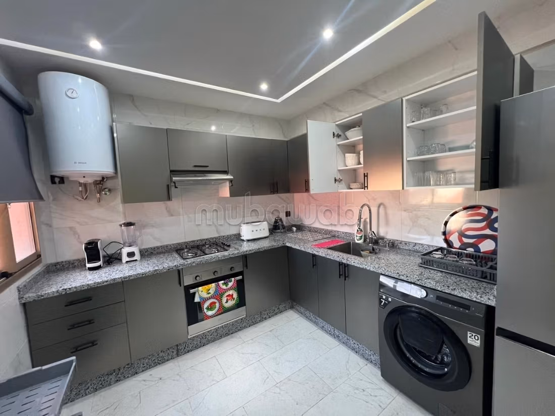 Superbe appartement à louer à Camp Al Ghoul.
Superficie 93 m².
Bien meublé — 2