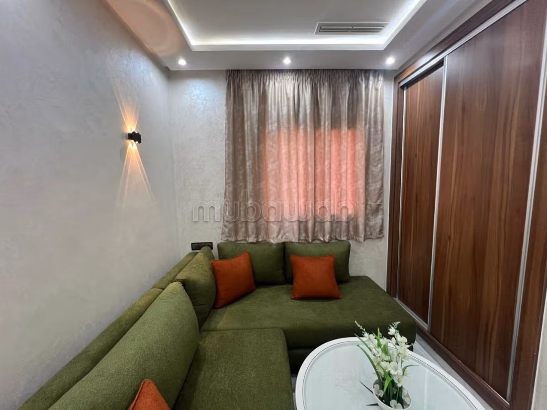 Superbe appartement à louer à Camp Al Ghoul.
Superficie 93 m².
Bien meublé — 3