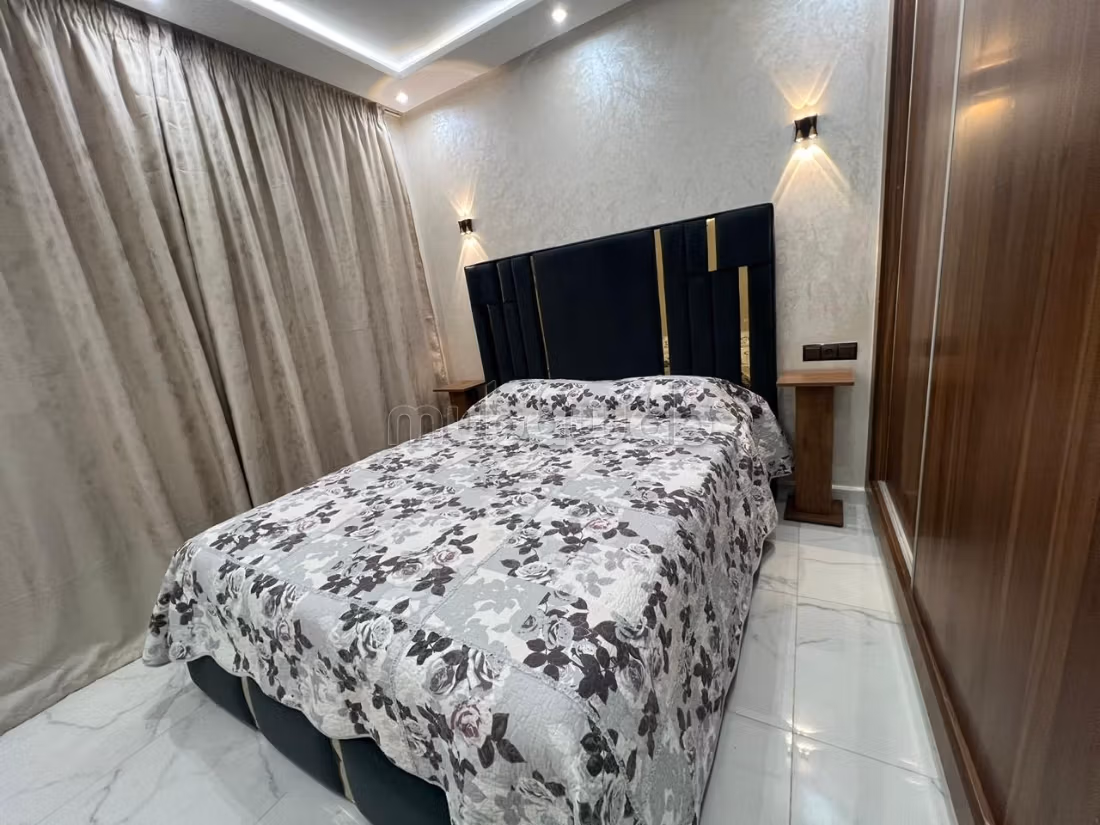 Superbe appartement à louer à Camp Al Ghoul.
Superficie 93 m².
Bien meublé — 6