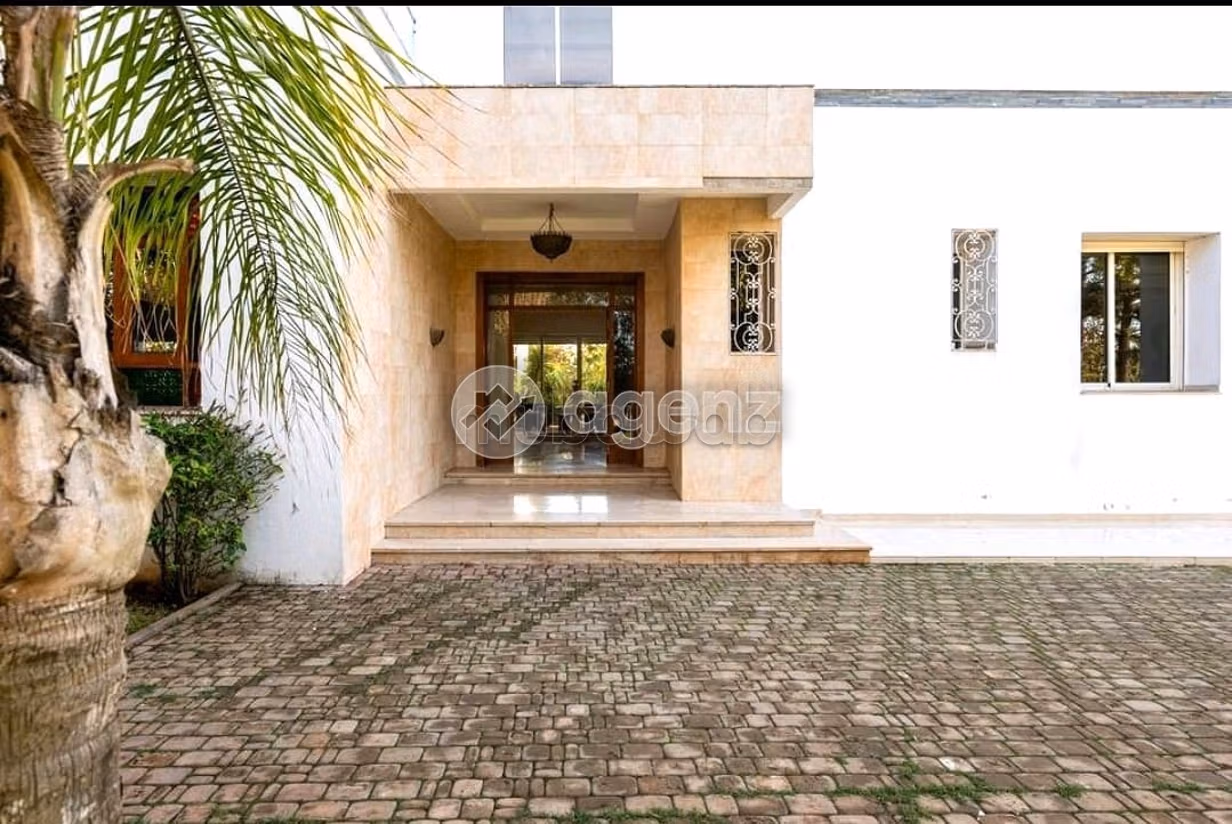 Villa di lusso in vendita. 5 camere. Terrazzo e giardino