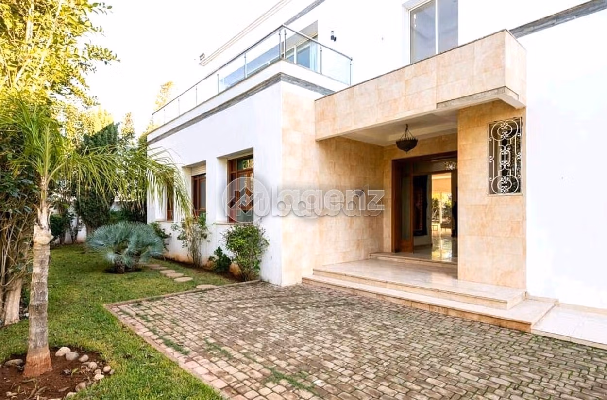 Villa di lusso in vendita. 5 camere. Terrazzo e giardino