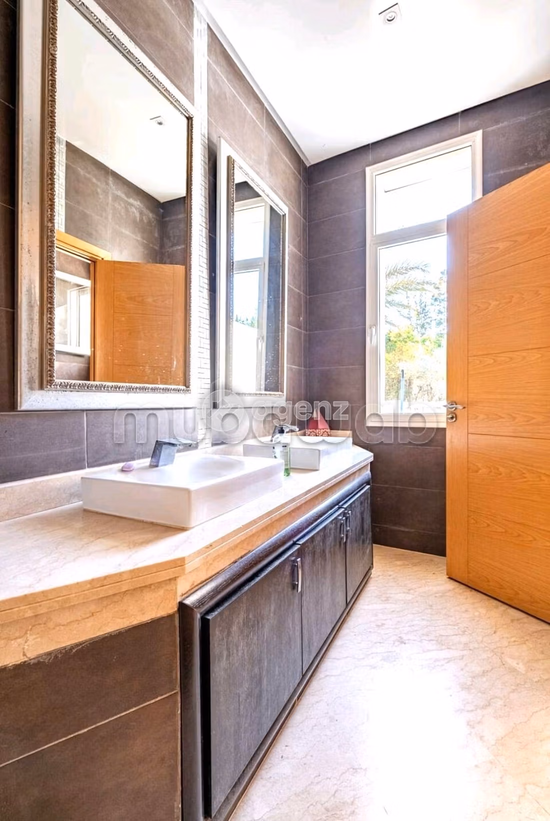 Villa di lusso in vendita. 5 camere. Terrazzo e giardino