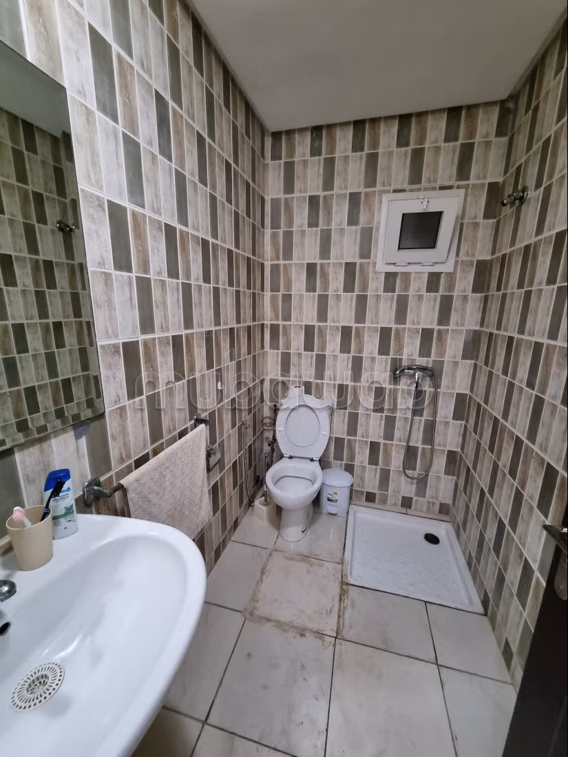 Bel appartement à vendre à Tilila.
Superficie 71 m².
Antenne parabolique, résidence sécurisée — 6