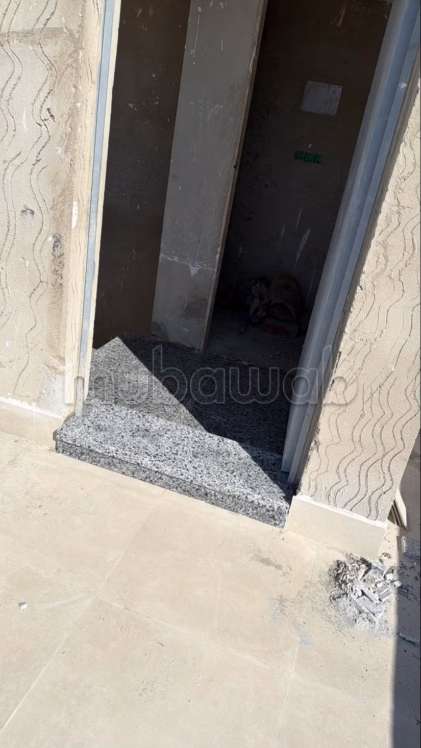 Des appartements et un local commercial à vendre