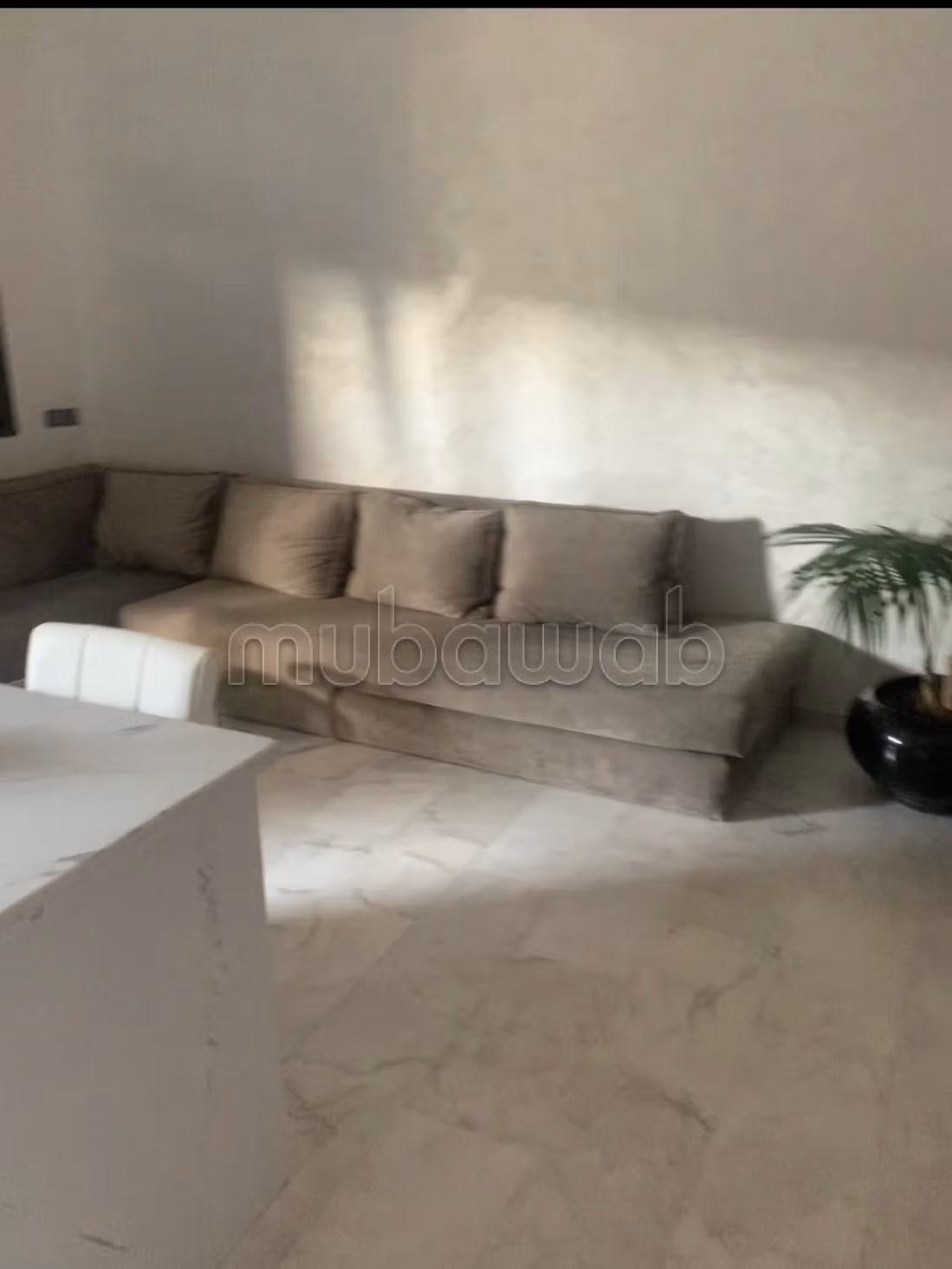 Appartement à louer 2 chambres en Rdj à Targa longue durée uniquement. Pas de sous location Surface totale 100 m². Bien meublé