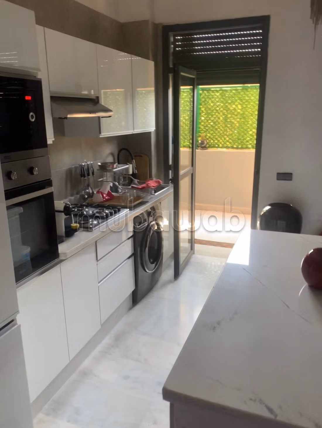 Appartement à louer 2 chambres en Rdj à Targa longue durée uniquement. Pas de sous location Surface totale 100 m². Bien meublé — 3