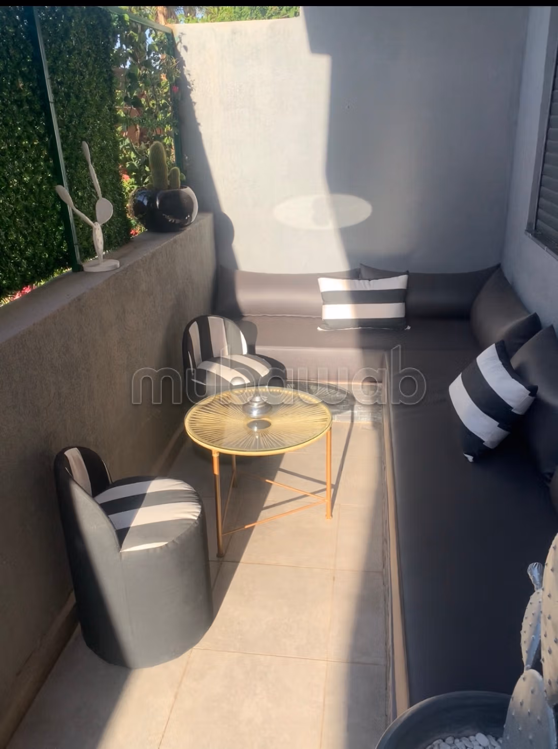 Appartement à louer 2 chambres en Rdj à Targa longue durée uniquement. Pas de sous location Surface totale 100 m². Bien meublé — 5