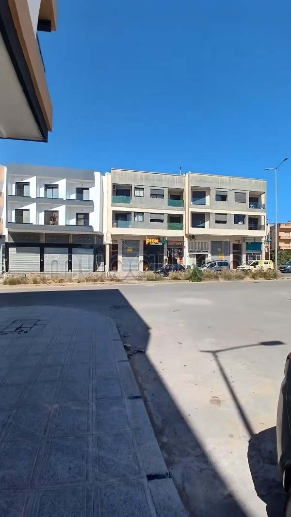 DAR BOUAZZA, vente d'un local bien placé
