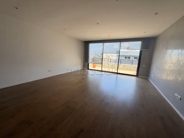 Beaux bureaux à louer à Maârif. 
Superficie 47 m². 
Terrasse et ascenseur