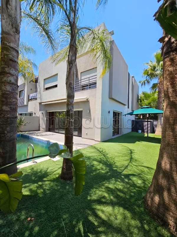 DA AFFITTARE – Splendido Triplex con Piscina a La Soukra