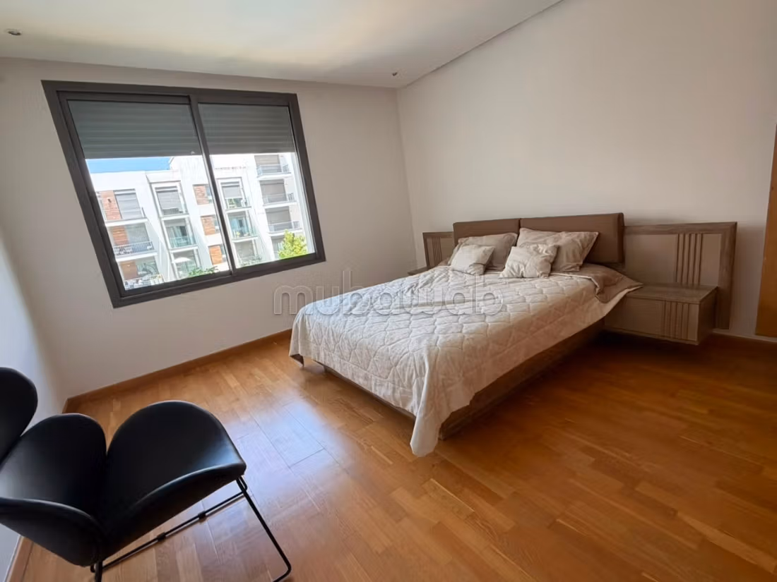 Appartement à louer à Souissi.
Surface totale 130 m².
Meublé — 5