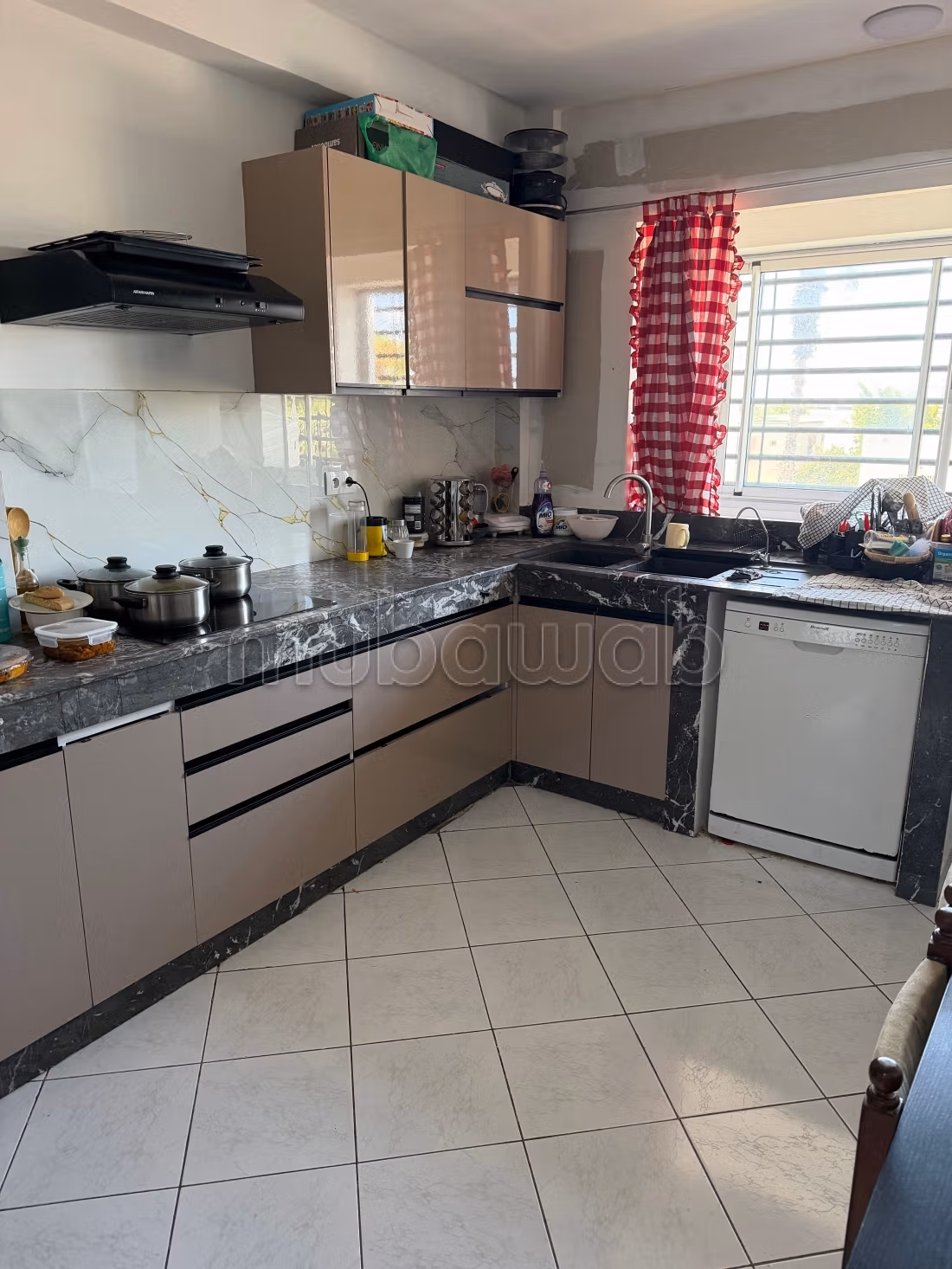 Louez cet appartement à Riyad. 
3 belles chambres. 
Avec ascenseur — 4