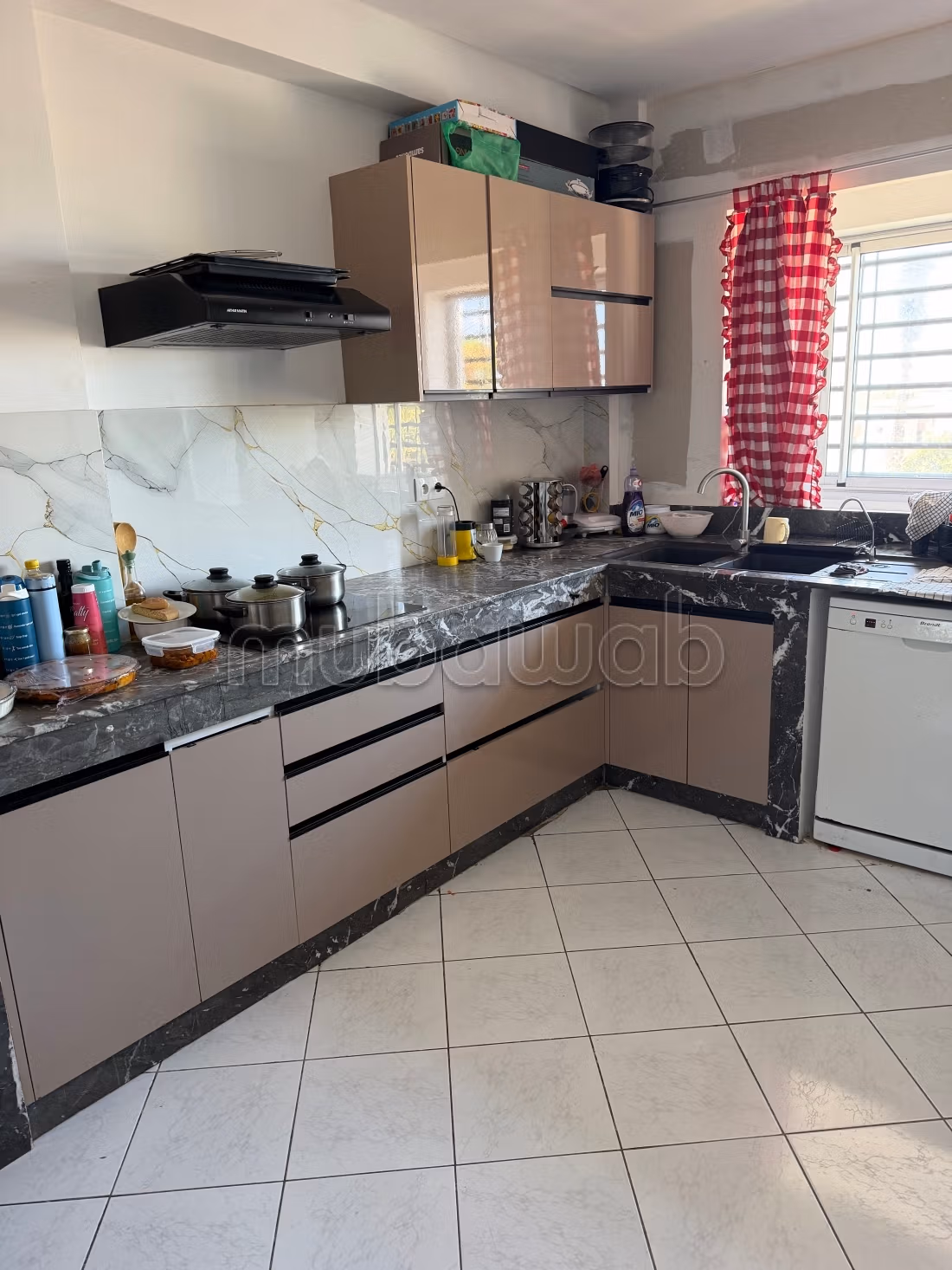 Louez cet appartement à Riyad. 
3 belles chambres. 
Avec ascenseur — 5