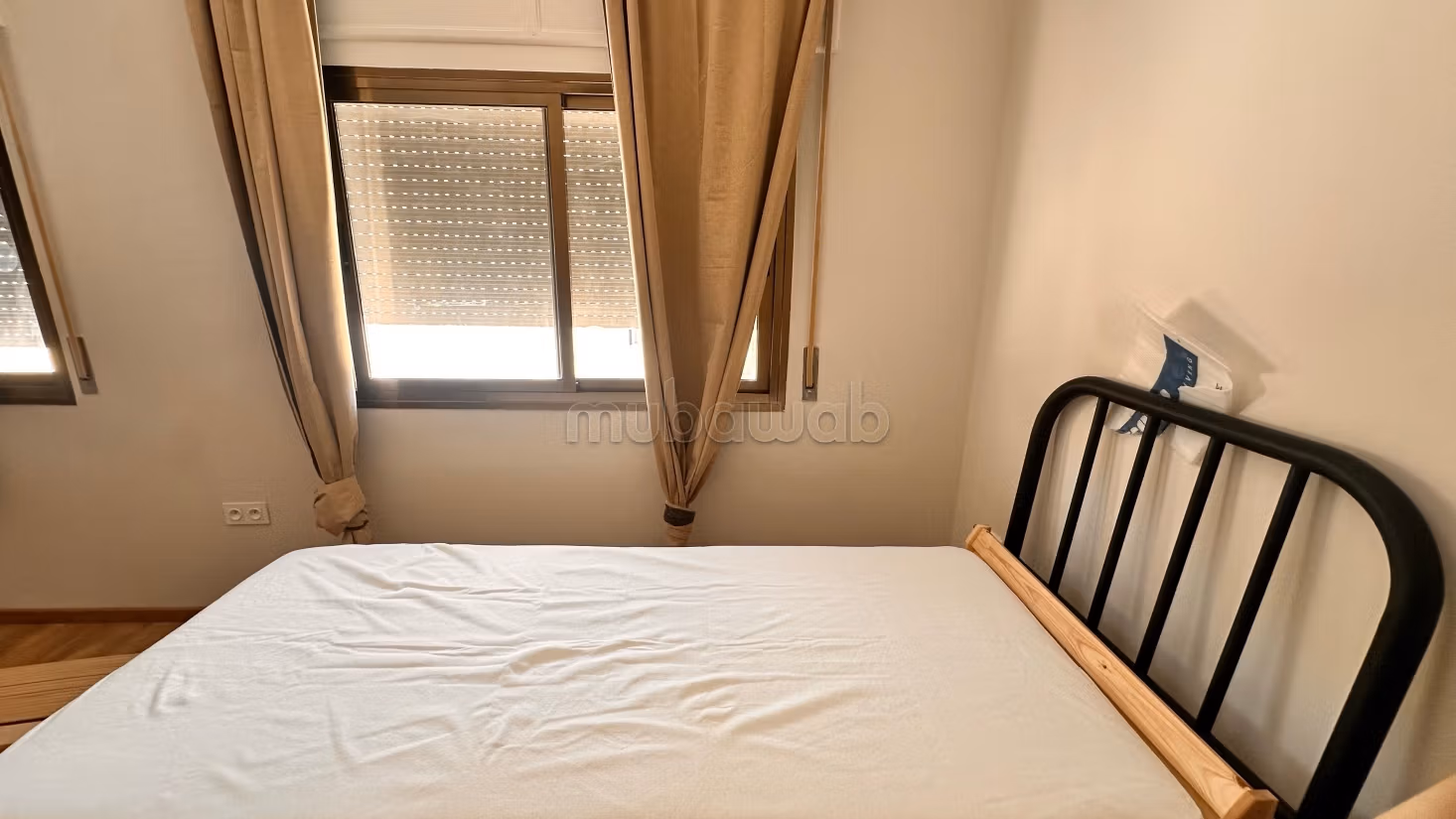 Appartement en location à côté de la wilaya.
Surface de 160 m².
Meublé — 3